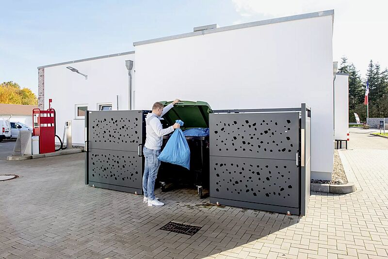 muellbehaelterschrank-styleout-tomo-1100__shoKAT0069796 Müllbehälter-Dreifachschrank STYLEOUT® TOMO 1100 für 4-Rad-Abfallgroßbehälter, Schiebetüren mit Designlochung, Aluminiumkonstruktion in RAL 7016 anthrazitgrau