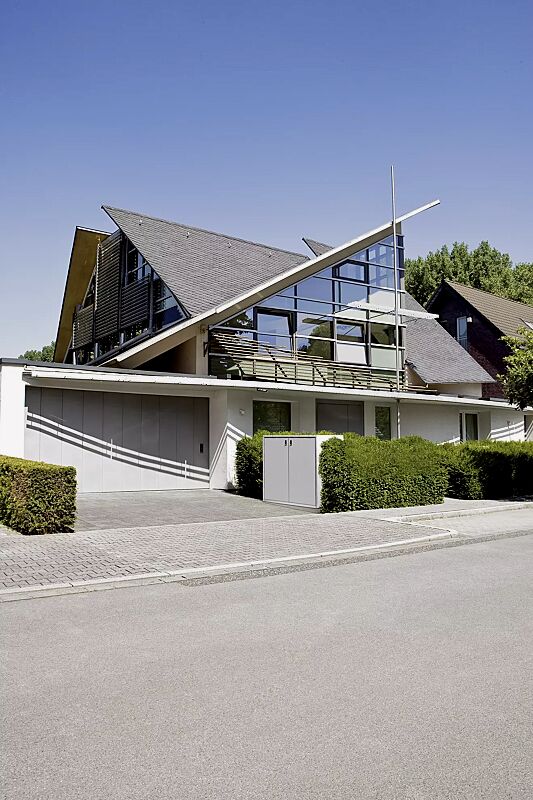 muellbehaelterschrank-swanley__shoKAT0038473 Müllbehälter-Doppelschrank SWANLEY, Korpus procarat® mixed, Türen in RAL 9006 weißaluminium mit Klapphebelverschluss