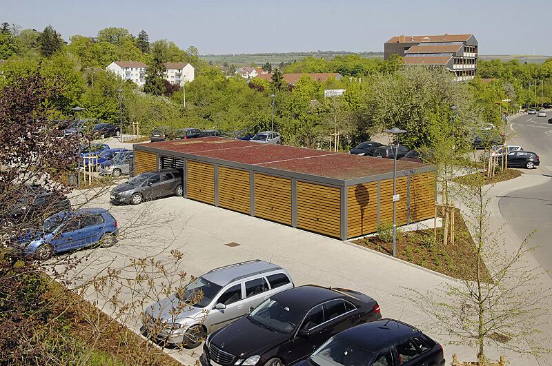 multiport-car__shoKAT0022361 MULTIPORT® Car, Dachbreite x Dachtiefe 17910 mm x 5970 mm, Wand- / Torelemente Holzbelattung Lärche lasiert, mit Vorbereitung für bauseitiger Dachbegrünung, Stahlkonstruktion in RAL 7016 anthrazitgrau