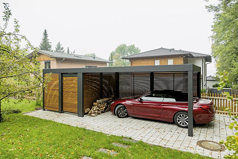 multiport-car__shoKAT0035232 MULTIPORT® Car, Dachbreite x Dachtiefe 4030 mm x 5000 mm, mit zusätzlichem Anbau als Geräteraum, Dachbreite x Dachtiefe 3060 x 4030 mm, Wand- / Türelemente Holzbelattung Lärche lasiert, Stahlkonstruktion in RAL 7016 anthrazitgrau