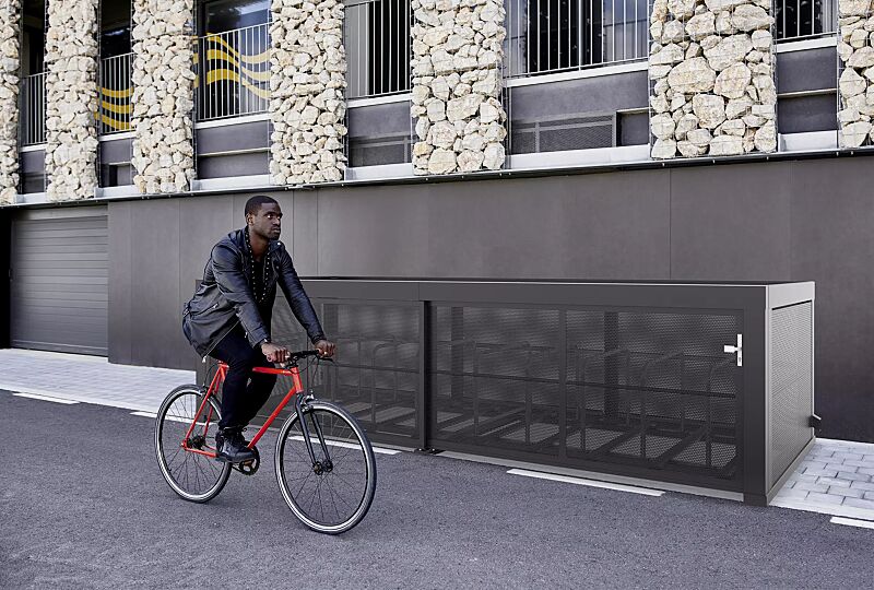 multiport-rad-s__shoKAT0075916 Fahrradgarage MULTIPORT® Rad S, Dachbreite x Dachtiefe 5970 mm x 2253 mm, Rück- / Seitenwände Lochblech, mit Reihenanlage (pro Einheit 10 Stellplätze) mit Anlehnbügeln inkl. Einfahrschiene (Mehrpreis), Stahlkonstruktion in RAL 7016 anthrazitgrau