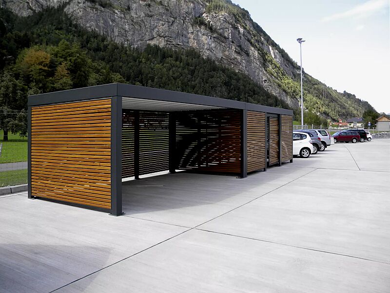 multiport-rad__shoKAT0024035 Kombination MULTIPORT® Rad / Wertstoff, Dachbreite x Dachtiefe 11940 mm x 3060 mm, einteilige Schiebetür und Wandelemente Holzlamellen waagerecht, Stahlkonstruktion in RAL 7016 anthrazitgrau