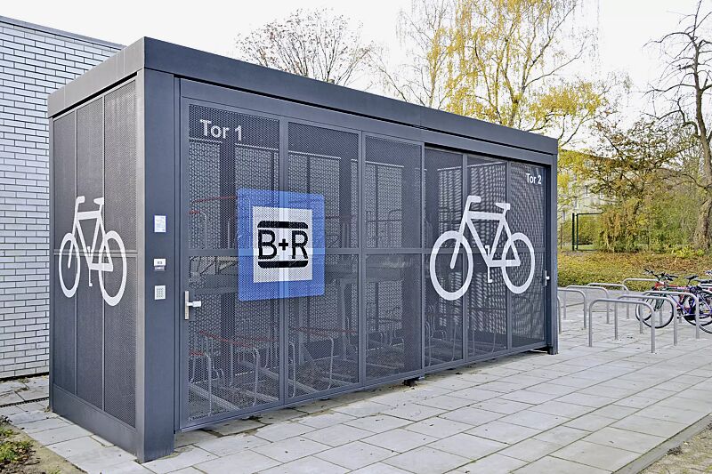 multiport-rad__shoKAT0059019 MULTIPORT® Rad mit auftragsbezogener Anpassung, Dachbreite x Dachtiefe 6500 mm x 2500 mm, Schiebetüre und Rück-/Seitenwände mit Lochblech, Zutritt mit RFID-Autorisierung, Doppelstock-Fahrradparksystem FLEXHUB, Stahlkonstruktion in DB 703 eisenglimmerMU...