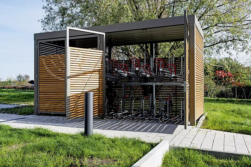 multiport-rad__shoKAT0061143 MULTIPORT® Rad für Doppelstock-Fahrradparksyteme, Dachbreite x Dachtiefe 5970 mm x 2500 mm, Tür- und Wandelemente Holzbelattung Lärche lasiert, mit Doppelstock-Fahrradparksystem FLEXHUB, Stahlkonstruktion in RAL 7006 beigegrau