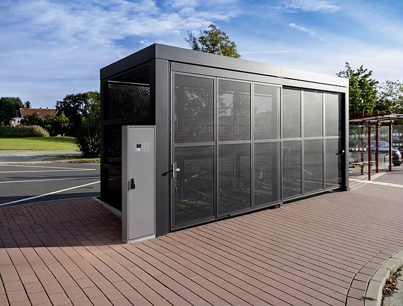 multiport-rad__shoKAT0075873 MULTIPORT® Rad, Dachbreite x Dachtiefe 6510 mm x 2350 mm, Rück- / Seitenwände und Schiebetür aus Lochblech, Stahlkonstruktion in DB 703 eisenglimmer, Doppelstock-Fahrradparksystem FLEXHUB, inklusive Zugangs- und Buchungssystem SmartBikeBox®