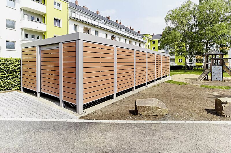 multiport-wertstoff__shoKAT0032438 MULTIPORT® Rad, auftragsbezogene Anpassung, Dachbreite x Dachtiefe 12060 mm x 5000 mm, Seitenwände und Schiebetür aus TRESPA®-Leisten in terracotta, Stahlkonstruktion in RAL 7035 lichtgrau