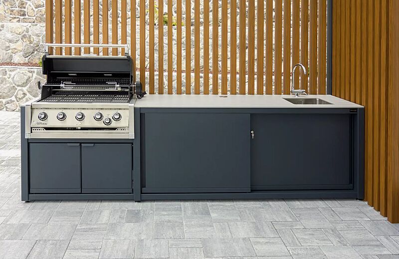 outdoor-kueche-cookout-blank__shoKAT0066437 Sommerküche COOKOUT® BLANK, auftragsbezogene Anpassung mit Anbau für bauseitigen Grill, Stahlkonstruktion in DB 7016 anthrazitgrau