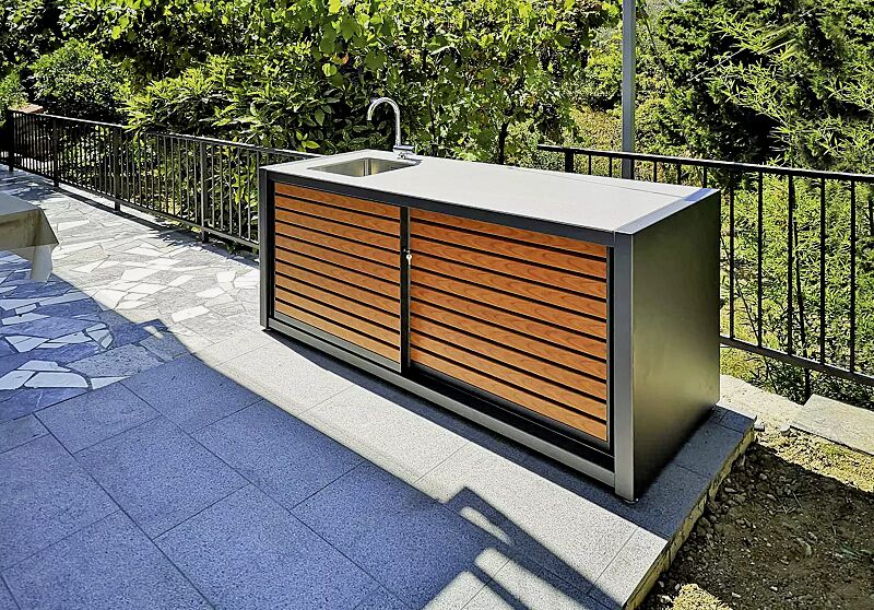 outdoor-kueche-cookout-linis__shoKAT0060222 Outdoor-Küche COOKOUT® LINIS, Breite 1950 mm, Stahlkonstruktion in DB 703 eisenglimmer, Schiebetüren in Holzdekor Douglasie