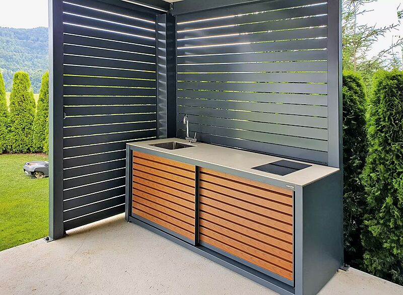 outdoor-kueche-cookout-linis__shoKAT0066442 Outdoor-Küche COOKOUT® LINIS, auftragsbezogene Anpassung mit Ausschnitt für bauseitige Kochplatte, Stahlkonstruktion in RAL 7016 anthrazitgrau, Türlamellen in Holzdekor Pine