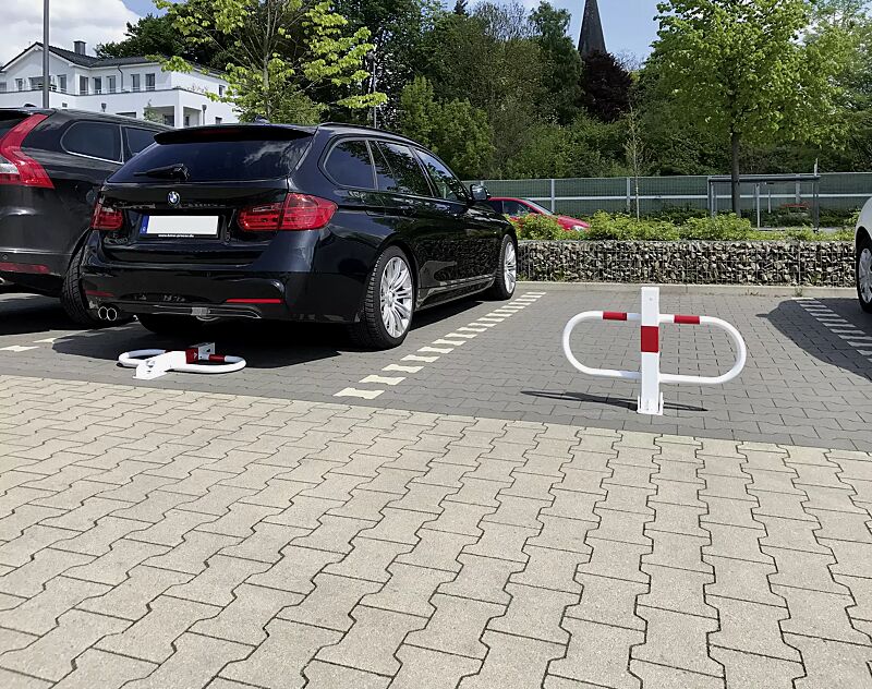 Parkbügel GREZ, feuerverzinkt und weiß pulverbeschichtet, mit Profilzylinderschloss