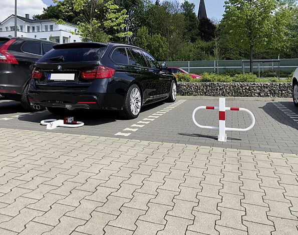 Parkbügel GREZ, feuerverzinkt und weiß pulverbeschichtet, mit Profilzylinderschloss