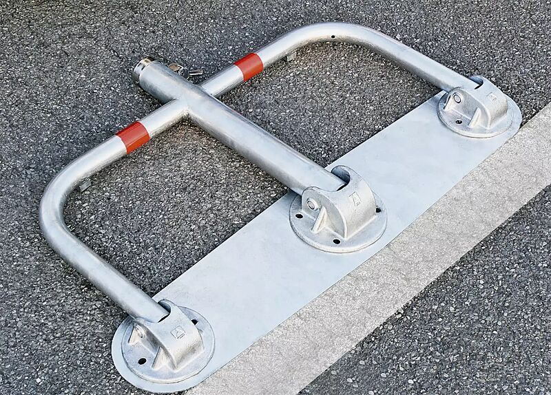 parkbuegel-ostara__shoKAT0056500 Parkbügel OSTARA zum Aufdübeln, mit Bodenplatte, mittels Profilzylinderschloss, feuerverzinkt