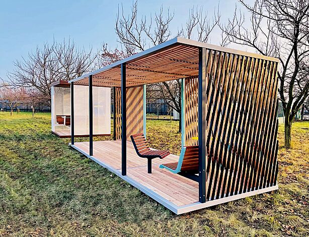 Pavillon CUBY MEET zum Aufdübeln bei +/- 0 mm, Dachbreite x Dachtiefe 6600 mm x 2200 mm, Dach mit Holzlamellen und Wandelemente aus Holzspaliergitter, Stahlkonstruktion in RAL 7016 anthrazitgrau und RAL 6027 lichtgrün, Sitzbank und Drehsitz mit Jatobaholzbelattung sowie Tisch in RAL 1021 rapsgelb gegen Mehrpreis