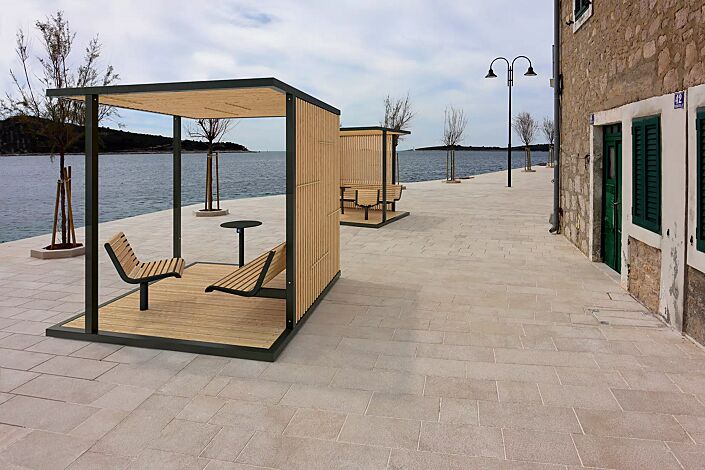 Pavillon CUBY MEET zum Aufdübeln bei +/- 0 mm, Dachbreite x Dachtiefe 2200 mm x 2200 mm, Dach und Wandelemente aus Holzlamellen, Stahlkonstruktion in RAL 7016 anthrazitgrau, Sitzbänke und Drehsitz mit Robinienholzbelattung sowie Tisch in RAL 7016 anthrazitgrau gegen Mehrpreis