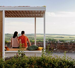 Pavillon CUBY DREAM zum Aufdübeln bei +/- 0 mm, Dachbreite x Dachtiefe 2200 mm x 2200 mm, Dacheindeckung vorbereitet für bauseitige Dachbegrünung, Wandelemente mit Holzjalousien, Stahlkonstruktion in RAL 9010 reinweiß