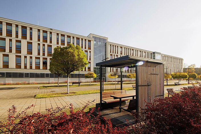 Pavillon CUBY SNACK zum Aufdübeln bei +/- 0 mm, Dachbreite x Dachtiefe 2200 mm x 2200 mm, Dacheindeckung aus Solarpanel, Wandelemente aus Holzlamellen bzw. Stahlseilen als Rankhilfe inkl. Pflanzbehälter (auftragsbezogene Anpassung), Stahlkonstruktion in RAL 7016 anthrazitgrau, Sitzbänke und Tisch mit Jatobaholzbelattung gegen Mehrpreis