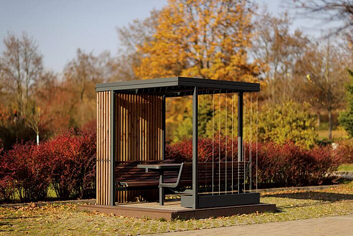 Pavillon CUBY SNACK zum Aufdübeln bei +/- 0 mm, Dachbreite x Dachtiefe 2200 mm x 2200 mm, Dacheindeckung aus Solarpanel, Wandelemente aus Holzlamellen bzw. Stahlseilen als Rankhilfe inkl. Pflanzbehälter (auftragsbezogene Anpassung), Stahlkonstruktion in RAL 9016 anthrazitgrau, Sitzbänke und Tisch mit Jatobaholzbelattung gegen Mehrpreis