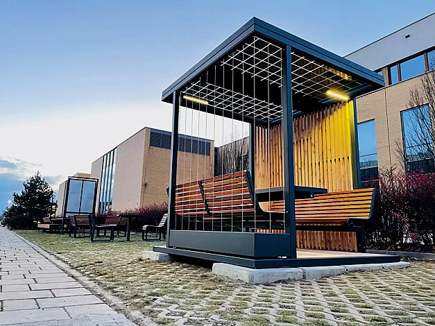 Pavillon CUBY SNACK zum Aufdübeln bei +/- 0 mm, Dachbreite x Dachtiefe 2200 mm x 2200 mm, Dacheindeckung aus Solarpanel, Wandelemente aus Holzlamellen bzw. mit Stahlseilen als Rankhilfe inkl. Pflanzbehälter (auftragsbezogene Anpassung), Stahlkonstruktion in RAL 9016 anthrazitgrau, Sitzbänke und Tisch mit Jatobaholzbelattung gegen Mehrpreis
