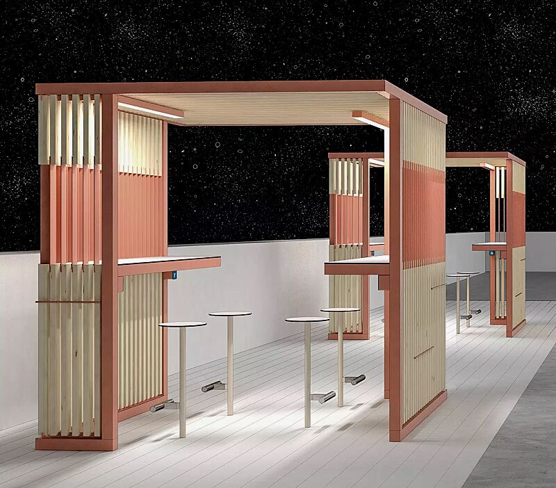 Pavillon CUBY STUDY zum Aufdübeln bei -200 mm, Dachbreite x Dachtiefe 2200 mm x 2200 mm, Dacheindeckung und Wandelemente aus Holzlamellen mit im Sichtfeld versetzten Stahllamellen und zwei Tischen mit HPL-Auflage in White 0085 und je vier USB-Anschlüss...