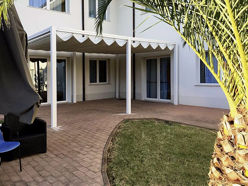 pergola-pesaro__shoKAT0054849 Pergola PESARO als Sonnenschutz, Dachbreite x Dachtiefe 3000 mm x 6000 mm, Dacheindeckung mit lichtundurchlässiger PVC-Plane, Aluminiumkonstruktion in weiß pulverbeschichtet