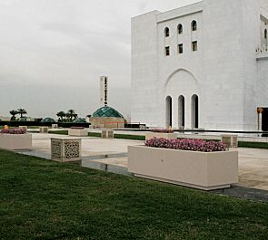 Pflanzbehälter DEMETRA aus Beton, in Granitoptik weiß