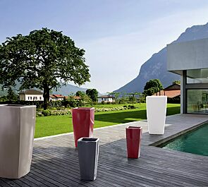 Pflanzbehälter BALI, Höhe 1500 mm in clay ähnlich RAL 7006, Höhe 1100 mm in rubinrot ähnlich RAL 3003, Höhe 900 mm in anthrazitgrau ähnlich RAL 7016 und Höhe 1300 mm in weiß ähnlich RAL 9003