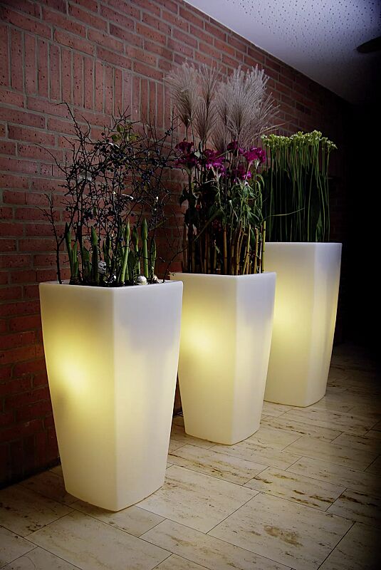 pflanzbehaelter-bali__shoKAT0024693 Pflanzbehälter BALI-LIGHT, 2 x Höhe 1300 mm, 1 x Höhe 1500 mm, transluzent beleuchtet