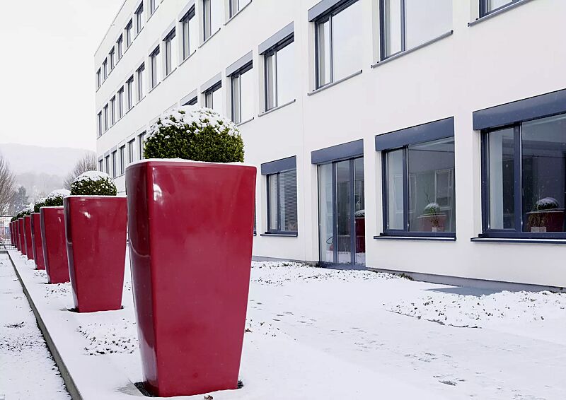 pflanzbehaelter-bali__shoKAT0058629 Pflanzbehälter BALI, Höhe 1300 mm, in rubinrot ähnlich RAL 3003