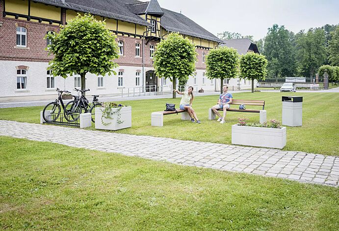 Kollektion BRNO bestehend aus Pflanzbehälter, Sitzbank, Abfallbehälter und Fahrradständer