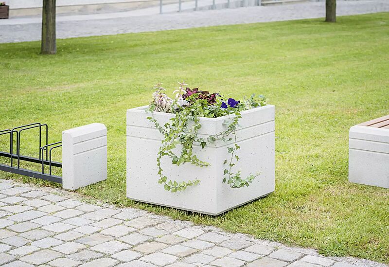 pflanzbehaelter-brno__shoKAT0057759 Pflanzbehälter BRNO, quadratisch, Beton sandgestrahlt