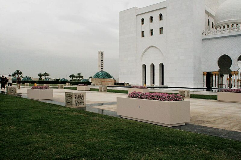 Pflanzbehälter DEMETRA aus Beton, in Granitoptik weiß