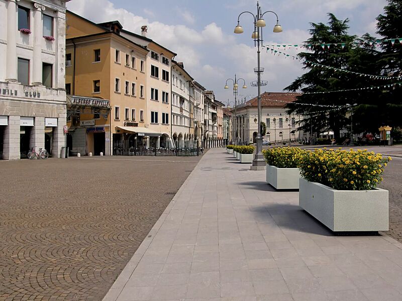 pflanzbehaelter-demetra__shoKAT0037045 Pflanzbehälter DEMETRA aus Beton, in Granitoptik weiß