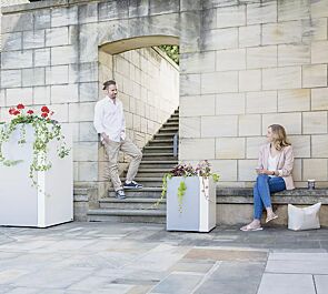 Pflanzbehälter DUO, quadratisch, Höhe 1300 mm und Höhe 620 mm, in RAL 9007 graualuminium und RAL 9010 signalweiß