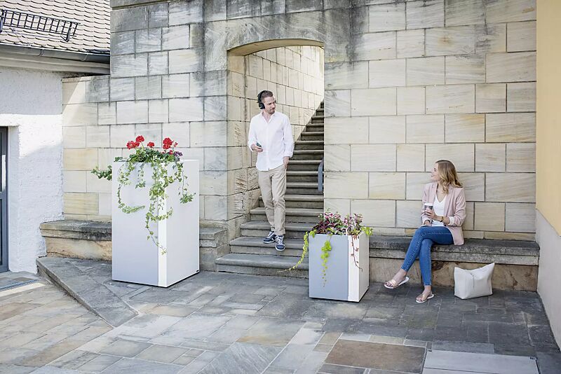 Pflanzbehälter DUO, quadratisch, Höhe 1300 mm und Höhe 620 mm, in RAL 9007 graualuminium und RAL 9010 signalweiß