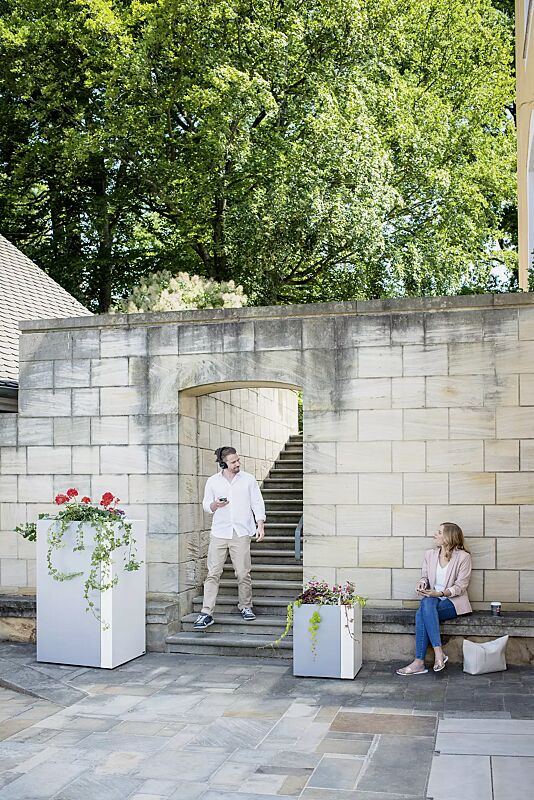 Pflanzbehälter DUO, quadratisch, Höhe 1300 mm und Höhe 620 mm, in RAL 9007 graualuminium und RAL 9010 signalweiß