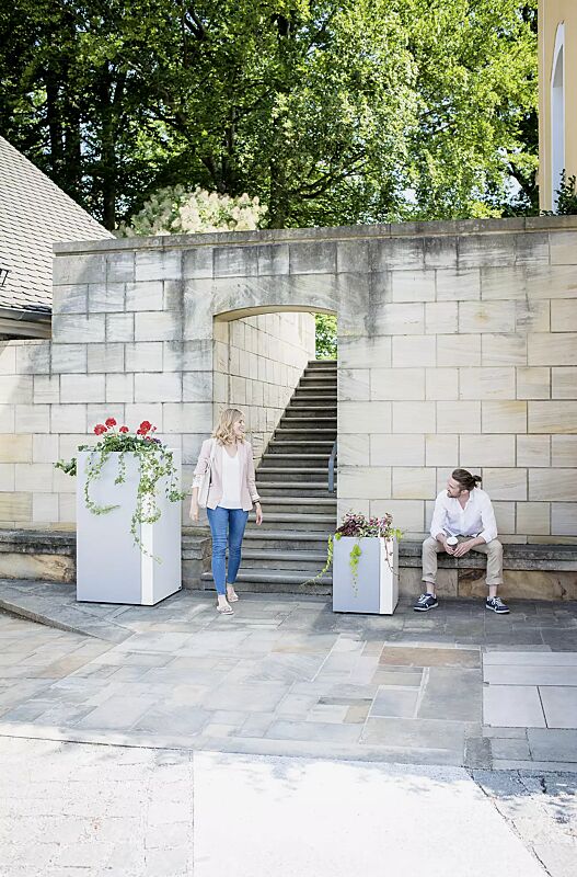 Pflanzbehälter DUO, quadratisch, Höhe 1300 mm und Höhe 620 mm, in RAL 9007 graualuminium und RAL 9010 signalweiß