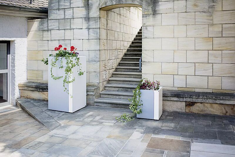 Pflanzbehälter DUO, quadratisch, Höhe 1300 mm und Höhe 620 mm, in RAL 9007 graualuminium und RAL 9010 signalweiß