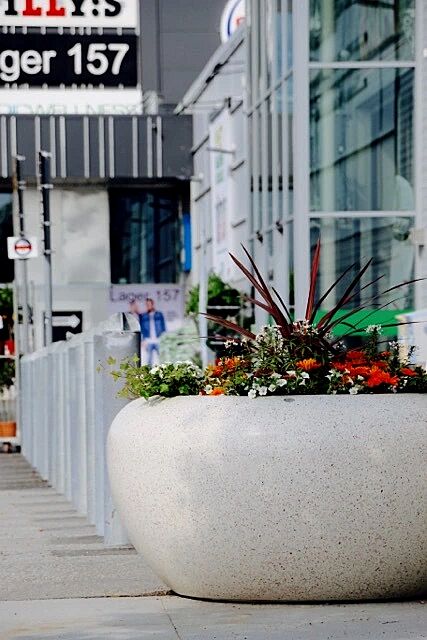 pflanzbehaelter-giove__shoKAT0054721 Pflanzbehälter GIOVE aus Beton geschliffen, in Granitoptik weiß