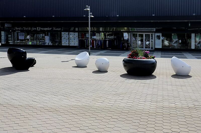 pflanzbehaelter-giove__shoKAT0056858 Pflanzbehälter GIOVE aus rekonstituiertem Marmor geschliffen, in schwarz ebano sowie Liegebank HARMONY, Sitz CUDDLY und Sitz HAPPY