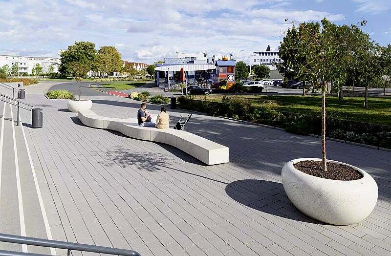 pflanzbehaelter-giove__shoKAT0075380 Pflanzbehälter GIOVE aus Beton geschliffen, in Granitoptik weiß sowie Sitzbank KUBB und Abfallbehälter CIMA