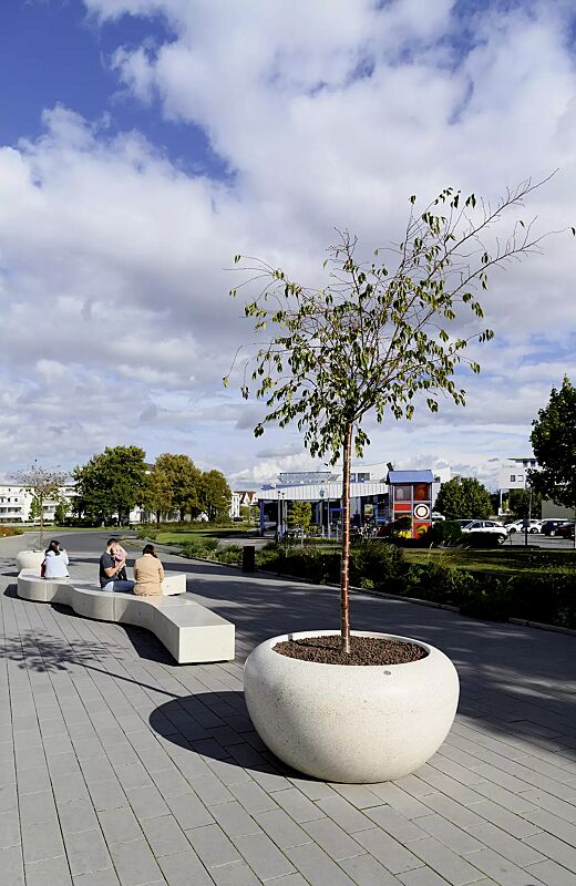 pflanzbehaelter-giove__shoKAT0075381 Pflanzbehälter GIOVE aus Beton geschliffen, in Granitoptik weiß sowie Sitzbank KUBB und Abfallbehälter CIMA