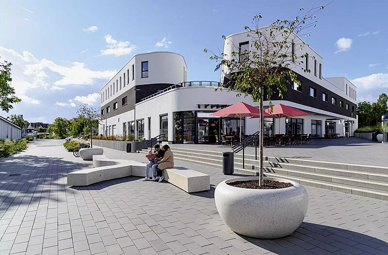 pflanzbehaelter-giove__shoKAT0075383 Pflanzbehälter GIOVE aus Beton geschliffen, in Granitoptik weiß sowie Anlehnbügel ELK, Sitzbank KUBB und Abfallbehälter CIMA