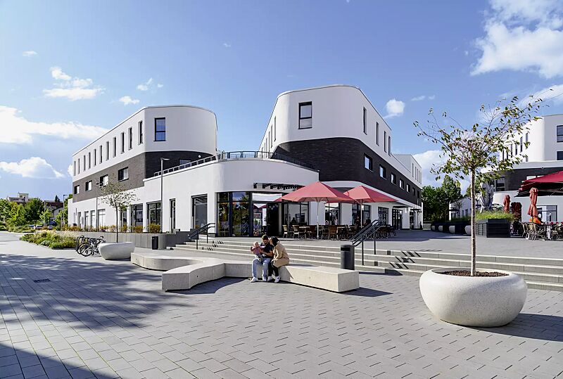 pflanzbehaelter-giove__shoKAT0075384 Pflanzbehälter GIOVE aus Beton geschliffen, in Granitoptik weiß sowie Anlehnbügel ELK, Sitzbank KUBB und Abfallbehälter CIMA