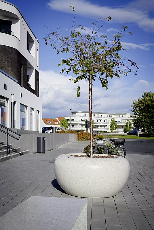 pflanzbehaelter-giove__shoKAT0075387 Pflanzbehälter GIOVE aus Beton geschliffen, in Granitoptik weiß sowie Anlehnbügel ELK und Abfallbehälter CIMA