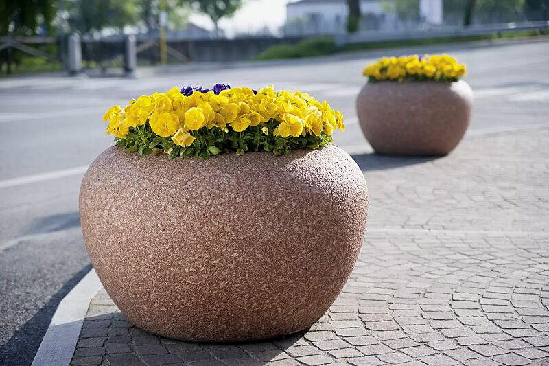 Pflanzbehälter LUNAO aus rekonstituiertem Marmor gestockt, in veronarot