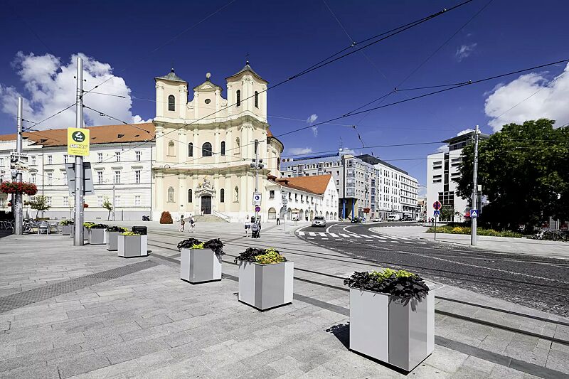 pflanzbehaelter-malageno__shoKAT0053868 Pflanzbehälter MALAGENO, 700 x 700 mm, in RAL 7035 lichtgrau und RAL 9007 graualuminium (zweifarbig auf Anfrage)