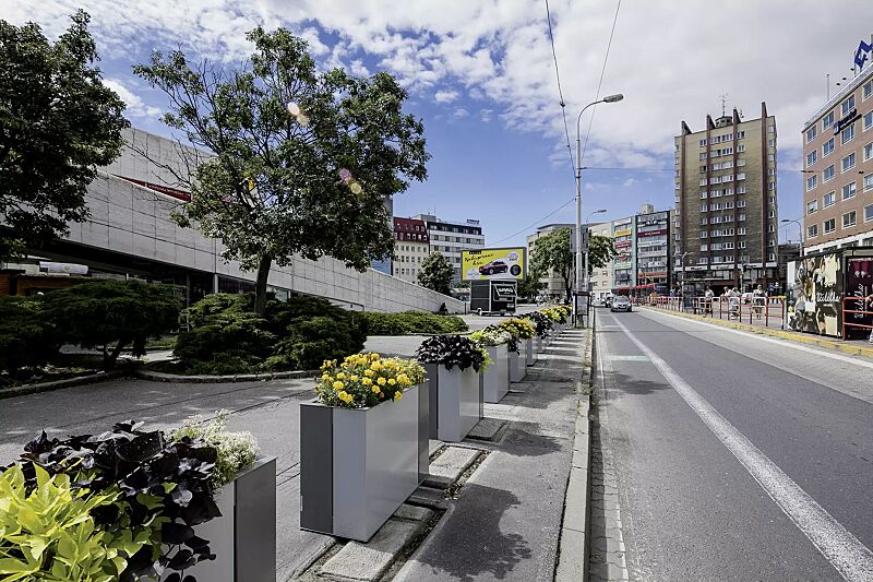 pflanzbehaelter-malageno__shoKAT0053870 Pflanzbehälter MALAGENO, 1000 x 440 mm, in RAL 7035 lichtgrau und RAL 9007 graualuminium (zweifarbig auf Anfrage)