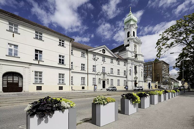 pflanzbehaelter-malageno__shoKAT0053874 Pflanzbehälter MALAGENO, 1000 x 440 mm, in RAL 7035 lichtgrau und RAL 9007 graualuminium (zweifarbig auf Anfrage)