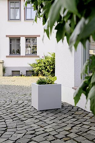 Pflanzbehälter MALOUT NEW, quadratisch, 35 Liter, Höhe 400 mm, Stahlteile in RAL 9006 weißaluminium