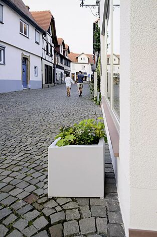 Pflanzbehälter MALOUT NEW, quadratisch, 35 Liter, Höhe 400 mm, Stahlteile in RAL 9006 weißaluminium